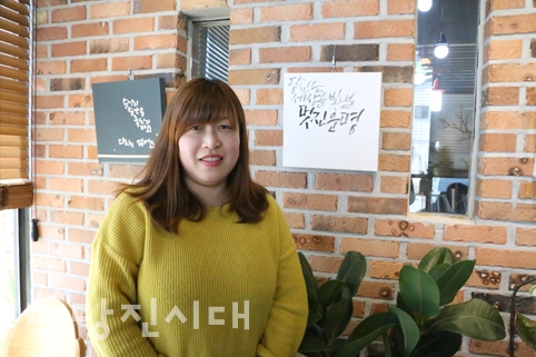 ▲ 박해옥 작가와 작품<당신은 세상을 빛낼 멋진 운명>