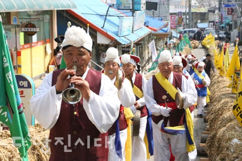 ▲ 지난 7일 국수봉에서 당제를 올리기 앞서 제등행렬이 이어졌다.