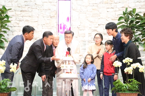 ▲ 거산감리교회가 창립 106주년을 맞아 기념음악축제를 지난 3일 개최한 가운데 교인들과 케이크 컷팅식을 하고 있다.