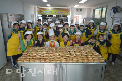 ▲ 천안 월봉고등학교 학생들이 대한적십자사 당진지회에 마련된 희망나눔봉사센터 빵 나눔터에서 봉사를 실시했다.