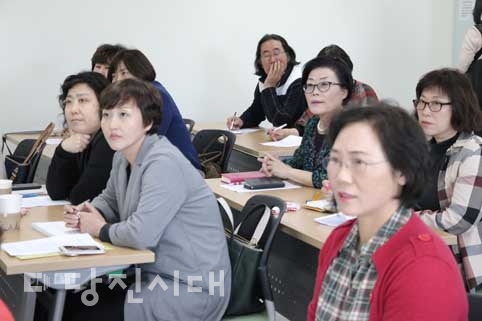 ▲ 웰다잉 강의를 듣고 있는 수강생들