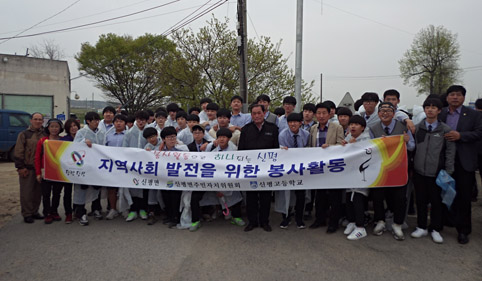 ▲ 신평면주민자치위원회와 신평고등학교 학생들이 합동 봉사활동을 실시했다.