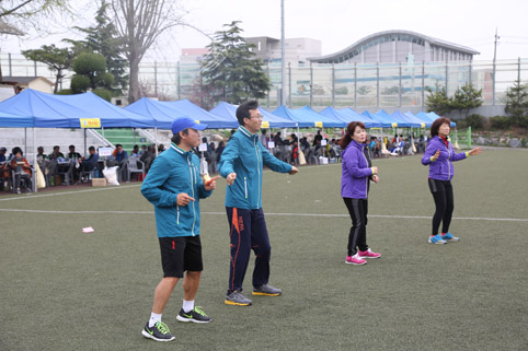 ▲ 신평고등학교 총동문회 회장단 이취임식 및 제7회 한마음 체육대회가 지난 16일 신평고 운동장에서 개최됐다.