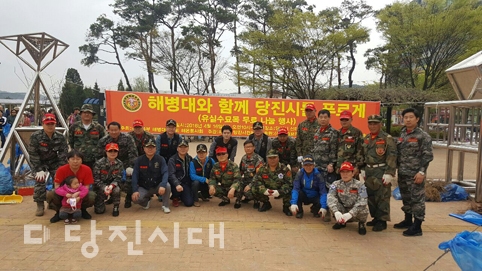 ▲ 해병대 당진시전우회가 유실수 묘목 무료 나눔 행사를 지난 16일 신터미널에서 개최했다.