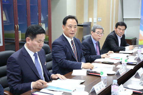 ▲ 어기구 국회의원 당선인과 당진시 간부 공무원 간 간담회가 지난달 27일 당진시청 접견실에서 진행됐다.