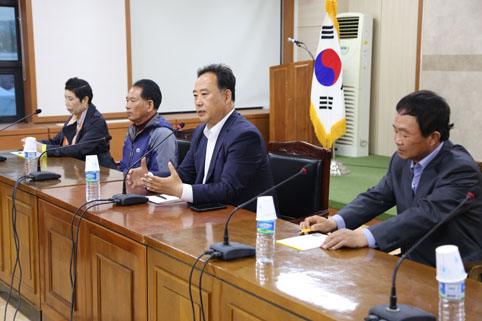 ▲ 어기구 국회의원 당선인과 농업인단체 임원들이 지난달 27일 간담회를 열고 농민들의 애로사항 및 농업정책에 관해 논의했다.