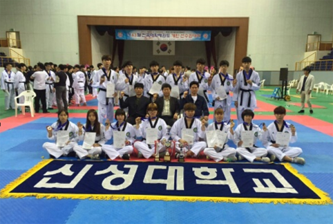 ▲ 신성대 태권도경호과 학생들이 품새 단체전 및 개인 수상을 이뤘다.