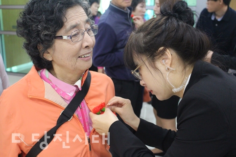 ▲ A당진시노인복지관에서 제4회 카네이션 대축제가 지난 4일 열렸다.