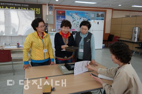 ▲ 실버바리스타 교육을 수강하고 있는 어르신들 모습