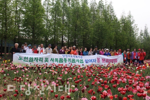 ▲ 당진시노인복지관이 노인일자리 및 사회활동지원사업 참여자를 대상으로 봄 문화체험을 지난달 28일 다녀왔다.