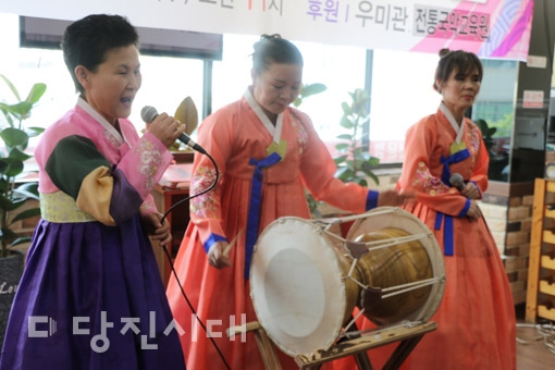 ▲ 우미관에서 평안마을 어르신 위로연을 지난 11일 개최했다. 사진은 전통국악연구원 회원들이 봉사하는 모습.