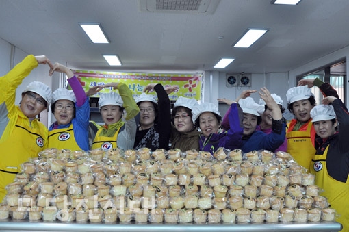 ▲ 당진초 제48회 동창 육사회 부인회가 당진희망나눔봉사센터에서 빵을 만들어 지역 노인요양시설에 전달했다.
