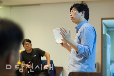 ▲ 역사적인 사건을 기반으로 한 강의가 한창 진행 중이다.(당진민중의집 '골방') / 사진제공: 김현진 시민기자