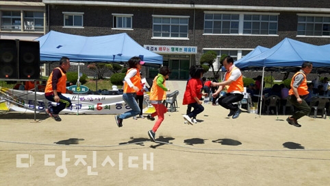 ▲ 탑동초등학교 총동문회 회원들이 단체줄넘기 경기를 하고 있는 모습