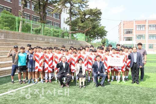 ▲ 한국동서발전(주) 당진화력본부가 지난 24일 지역 축구 꿈나무 육성을 위해 신평중학교와 계성초등학교에 지원금을 전달했다.