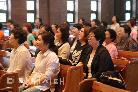 ▲ 당진시기독교연합회 소속 교회의 교인들이 모여 오영석 목사의 설교를 듣고 있다.
