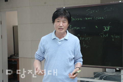 ▲ 첫 영어 설명회를 하고 있는 김민종 대표