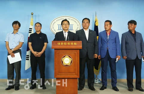 ▲ 김홍장 당진시장과 어기구 국회의원이 충남 지역 석탄화력발전소와 대기오염에 대한 근본적인 대책 마련을 요구하는 기자회견을 지난 14일 국회 정론관에서 진행했다.