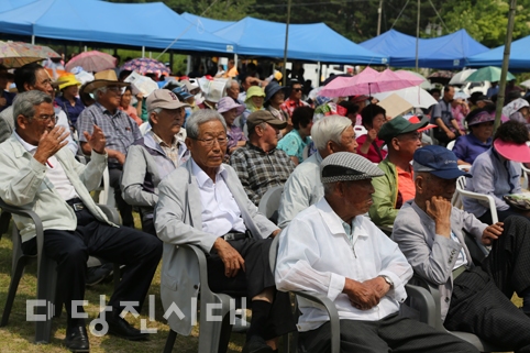 ▲ 송악읍 31개 마을 어르신들을 초청해 ‘행복한 효 잔치’를 실시했다.