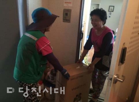 ▲ 택배 물품을 배달하고 있는 실버행복나르미 어르신