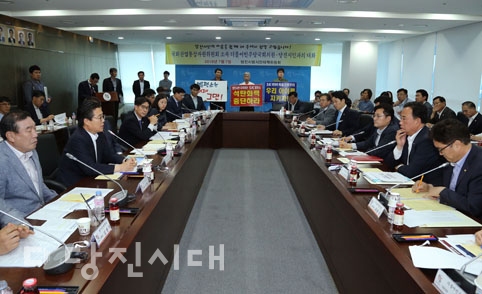 ▲ 산업통상자원위원회 소속 국회의원들과 송전선로·석탄화력 저지 범시민대책위원회 관계자 등이 당진시청 소회의실에서 간담회를 진행했다.