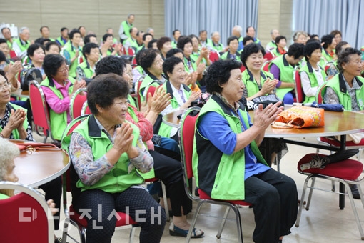 ▲ 고대노인대학이 KPO명강사협회를 초청해 지역 어르신들에게 음악과 마술 공연 등을 선보였다.