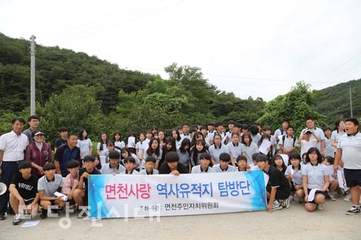 ▲ 면천면 주민자치위원회가 지역 학생들을 대상으로 면천지역 문화유산 탐방을 진행했다.