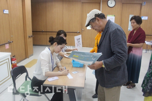 ▲ 당진시노인복지관 2016년 2기 사회교육 프로그램 수강신청이 지난 12일부터 15일까지 열렸다.