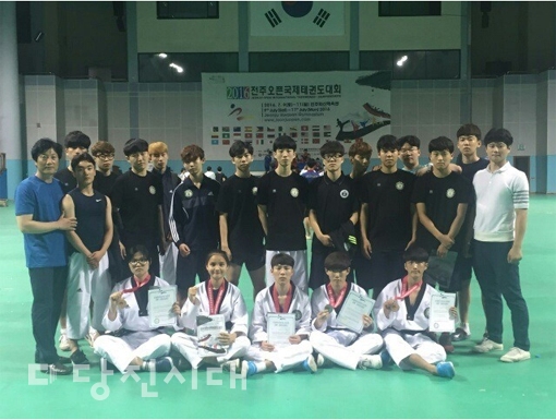 ▲ 전주오픈국제태권도대회에서 신성대 태권도경호과 학생들이 수상 후 기념촬영을 하고 있다.