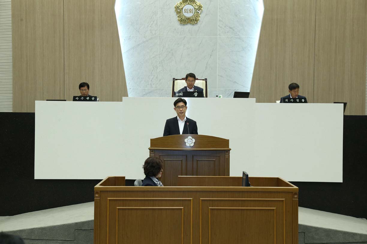 ▲ 당진시의회 제38회 정례회에서 안효권 의원이 화력발전 미세먼지 대책 마련 촉구 결의안을 발표했다.
