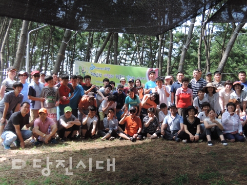 ▲ 지난달 28일 사회복지법인 호암의 주최로 두리마을 입소자 및 임직원들이 기지포 해수욕장에서 열린 여름캠프에 참여했다.