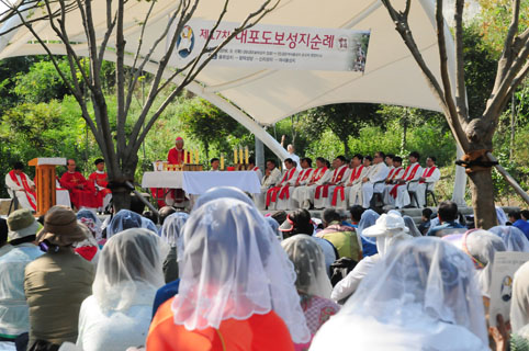 ▲ 지난 1일 제17차 내포도보성지순례가 열린 가운데, 신자들이 미사를 드리고 있다.