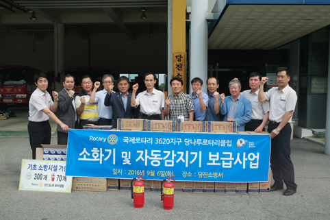 ▲ 당나루로타리가 지역 내 기초생활수급자를 위해 주택기초소방시설을 지난 6일 당진소방서에 전달했다.