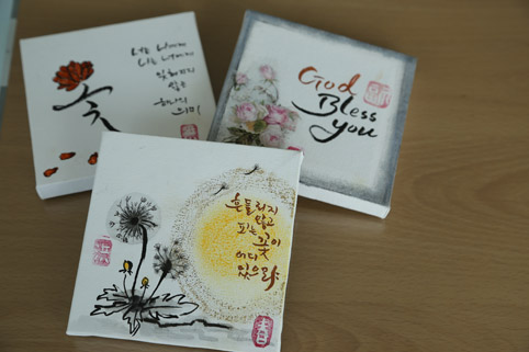 ▲ 1. 글나무 캘리그라피 회원들이 만든 액자작품 2. (왼쪽부터) 김희정 회원, 홍정임 회원, 노미형 봉사단장