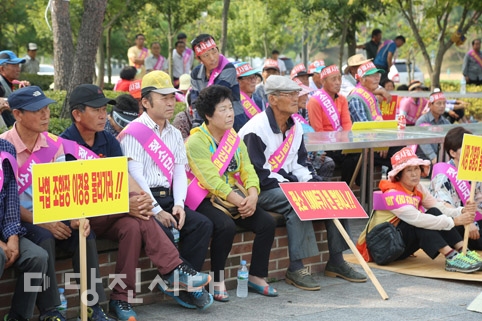 ▲ 낙농착유단지 조성을 반대하는 당진포리 및 인근지역 주민들이 지난 8일 당진시청 앞에서 집회를 개최했다.