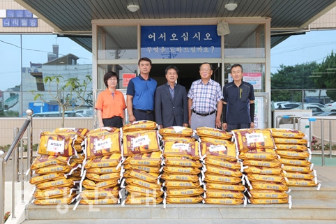 ▲ 석문면 쌀전업농 회원들이 사랑의 쌀을 석문면사무소에 전달했다.