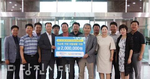 ▲ 한국경영혁신중소기업협회 당진지회가 당진시복지재단에 200만 원의 후원금을 전달했다.