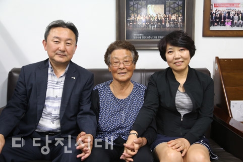▲ (왼쪽부터) 천정순 재당호남향우회장과 어머니 장진자 씨, 며느리 김은경 씨