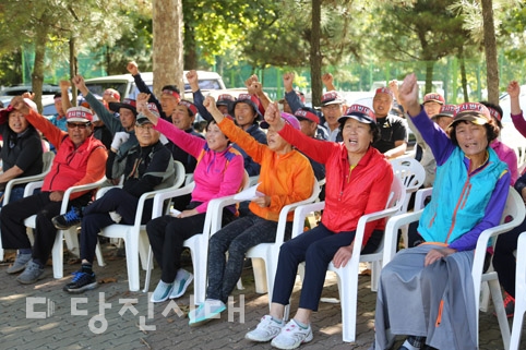 ▲ 송악읍 한진리 주민들이 한국USG보랄 당진공장 증설에 반대하며 보랄 정문 앞에서 집회를 열고 있다.