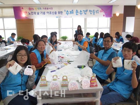 ▲ 현대제철 해피프리즘 가족봉사단이 지역 노인들에게 전달할 손수건 만들기 프로그램을 지난달 24일 진행했다.