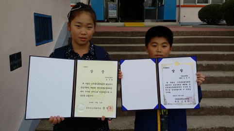 ▲ 석문초등학교에 재학 중인 박희정, 오석주, 최미혜 학생이 한민족통일문예제전에서 입상했다.