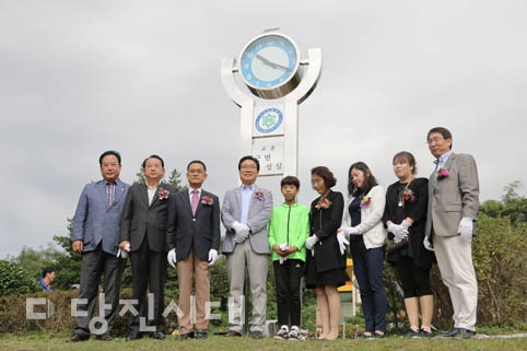 ▲ 고대초등학교 총동문회가 한마음체육대회에 앞서 개교 80주년을 맞아 시계탐을 기증하고 제막식에 함께 했다.