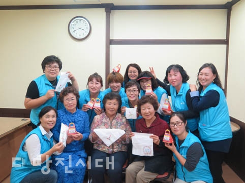 ▲ 현대제철 가족봉사단 해피프리즘과 주부봉사단 마중물이 직접 만든 손수건을 송산면 노인들에게 전달했다.