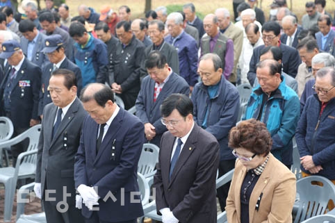 ▲ 故 박정희 전 대통령 서거 37주기 추모제가 삽교호관광지 기념탑 앞에서 열렸다.
