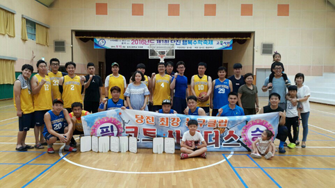 ▲ 코트사이더스가 코트사이더스회장배 리그를 마치고 함께한 가족들과 기념촬영을 하고 있다.