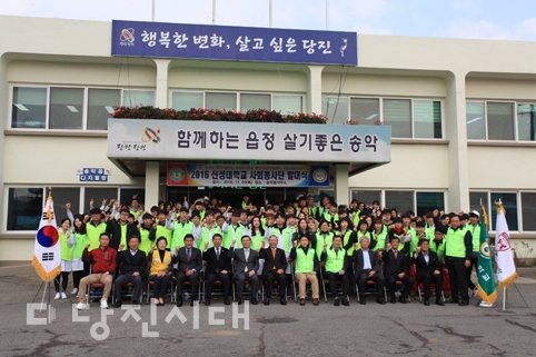 ▲ 신성대학교 사회봉사단이 발대식을 갖고 송악읍사무소에서 지난 3일 봉사활동을 펼쳤다.