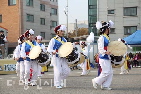 ▲ 제3회 당진시장기 농악대회 및 초등학교 사물놀이대회가 지난 5일 당진시장 시내버스 계류장 일원에서 열렸다.