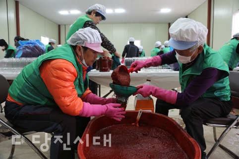 ▲ 새마을운동 당진시지회가 지역 내 어려운 이웃들에게 전달할 사랑의 고추장 담기 행사를 지난 10일 진행했다.