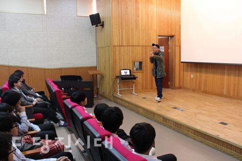 ▲ 원당중학교에서 찾아가는 작가와의 만남을 지난 4일 개최했다.