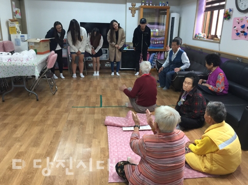 ▲ 합덕청소년문화의집 정나눔재능단이 마들렌을 구워 세실리아 요양센터에 기부했다.